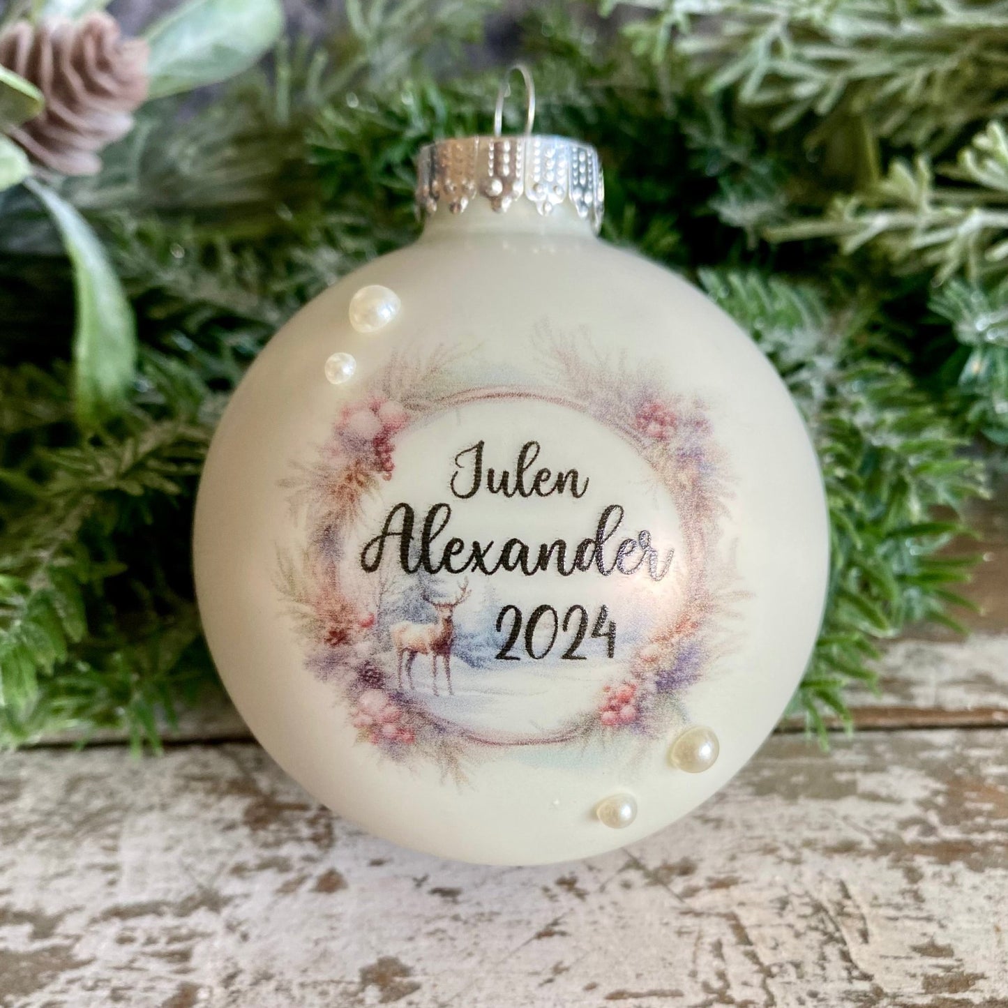 Julekugle med navn og årstal. pyntet med krans dådyr og perler - MoodTiles