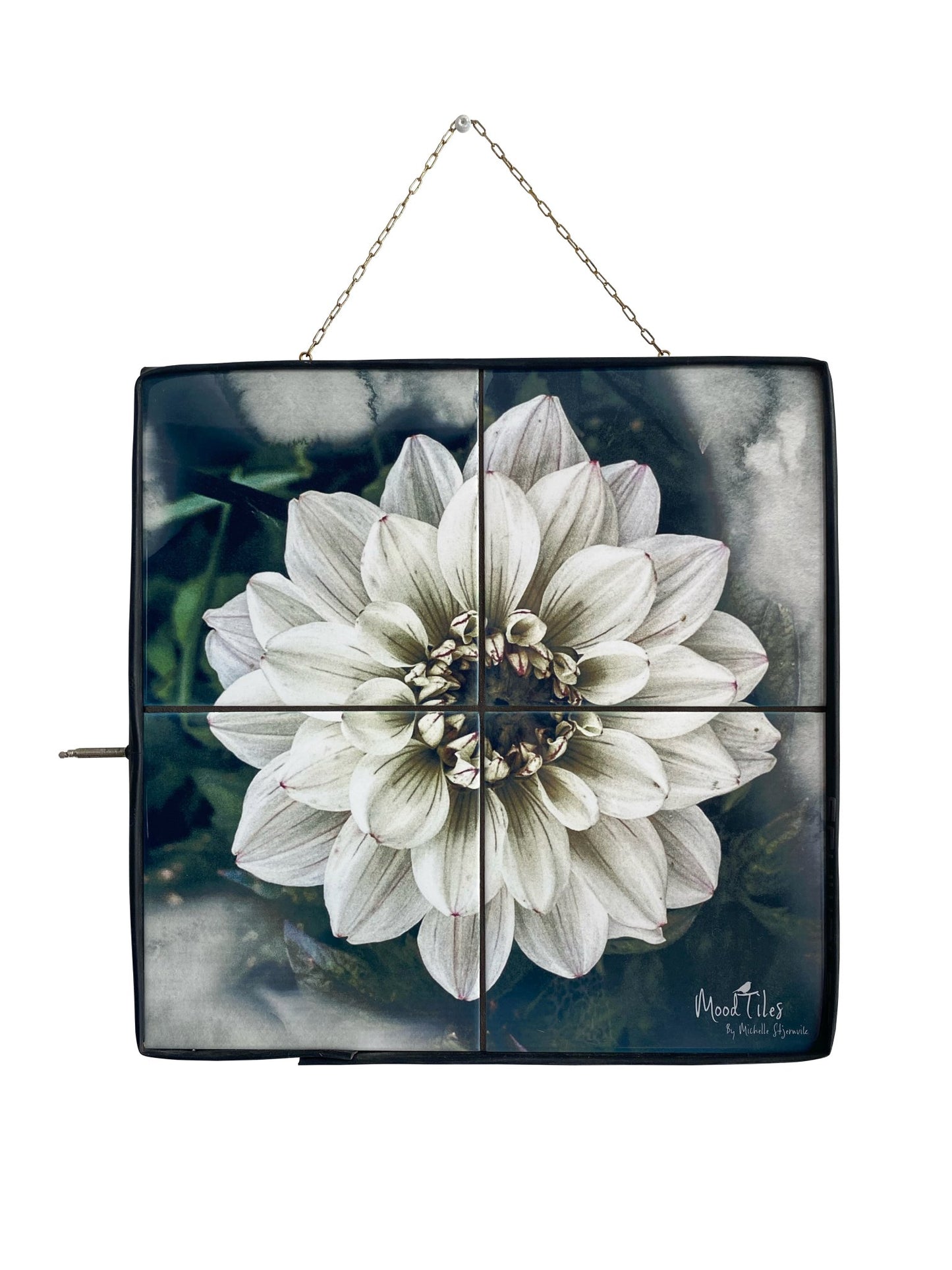 Smuk flisebillede som forestiller en hvid dahlia. rammen er en gammel upcyclet cykelslange. MoodTiles