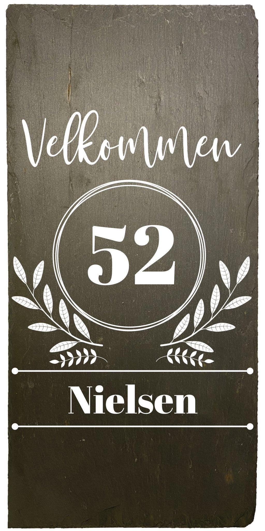 Dørskilt lavet af natur skifer. Med husnummer, krans og efternavn. MoodTiles