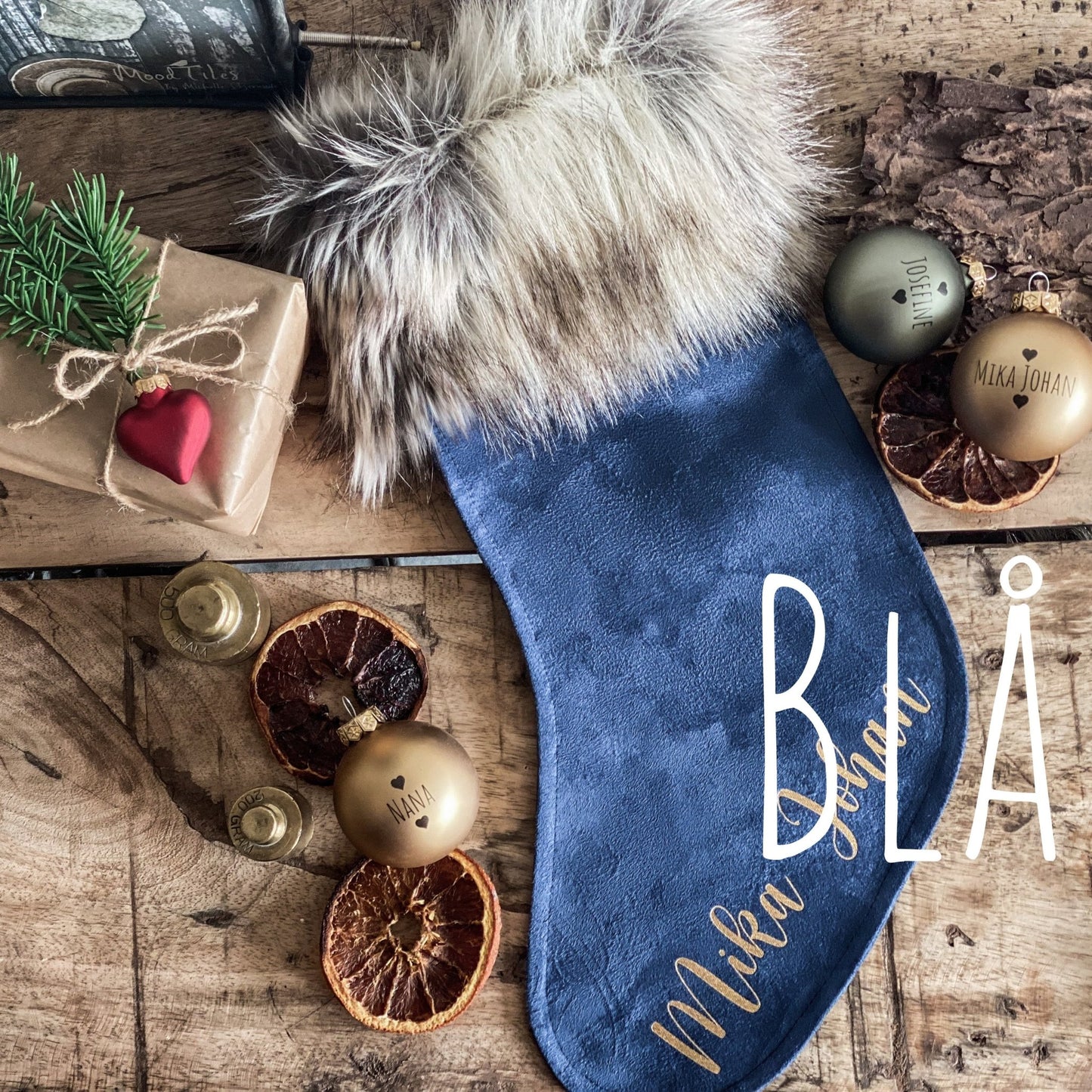 Julesok med navn. Flot julesok lavet i imiteret ruskind med en flot tyk pelskant. Julesok fås i blå, rød, grøn. MoodTiles
