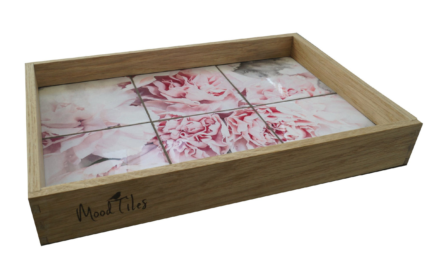 Serverings Bakke i egetræ og med fliser som bund. Motivet på fliserne er en pink nelliker. MoodTiles
