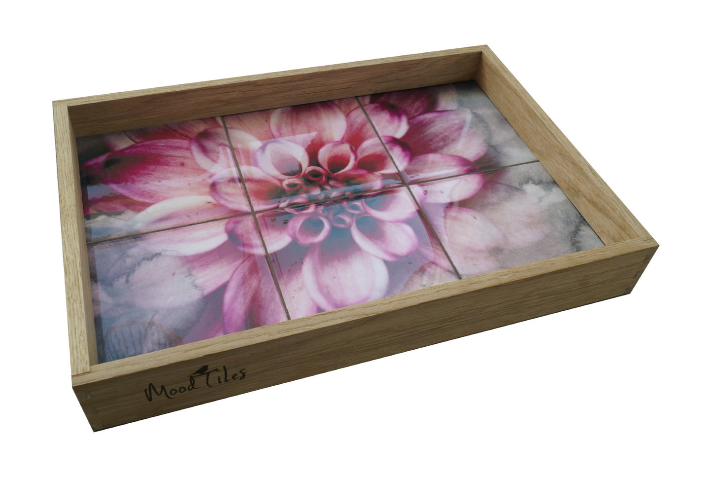 Serverings Bakke i egetræ og med fliser som bund. Motivet på fliserne er en pink dahlia. MoodTiles