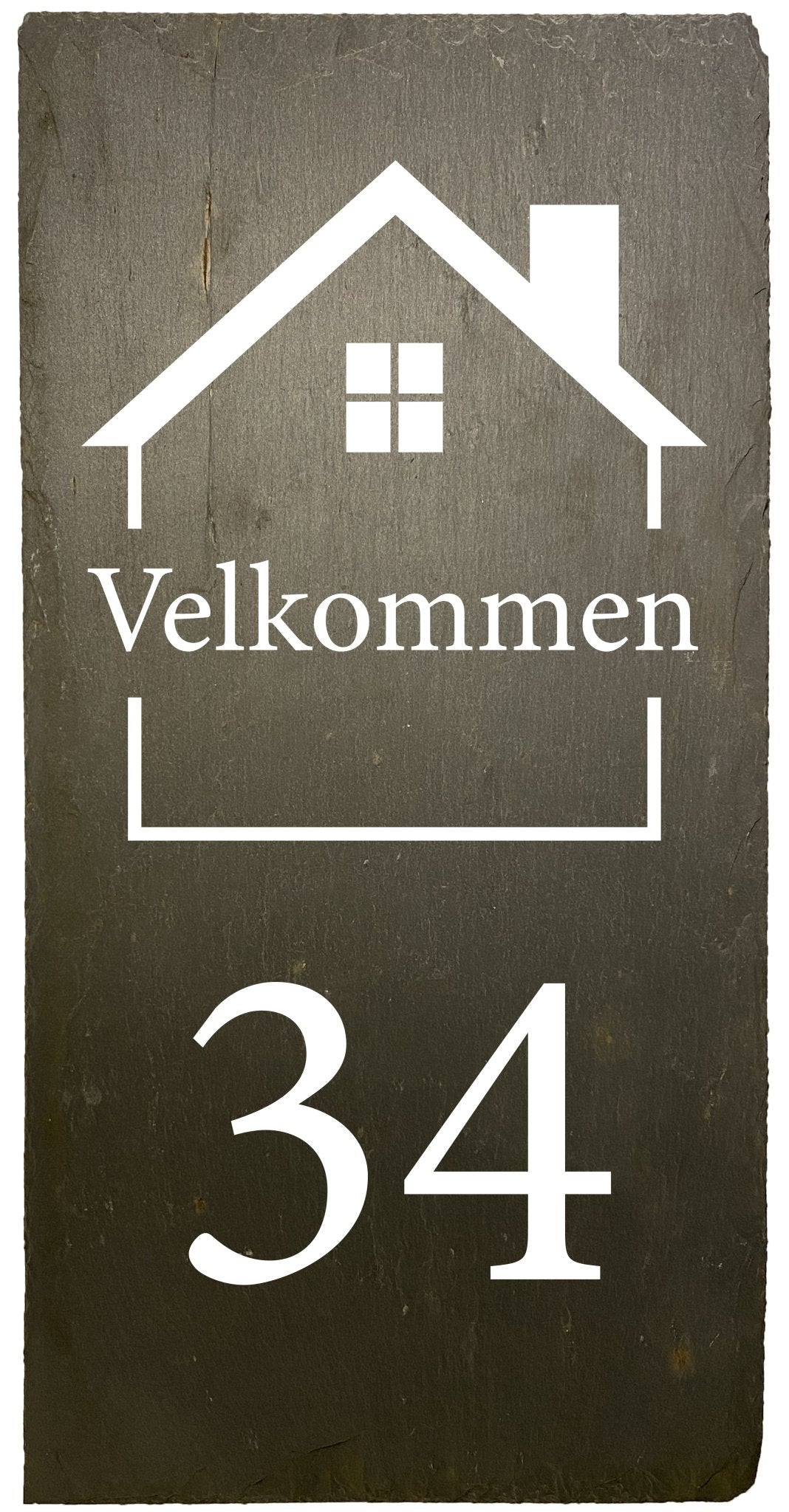 Dørskilt med husnummer efternavn. Skilt af naturskifer og hvid tekst. MoodTiles