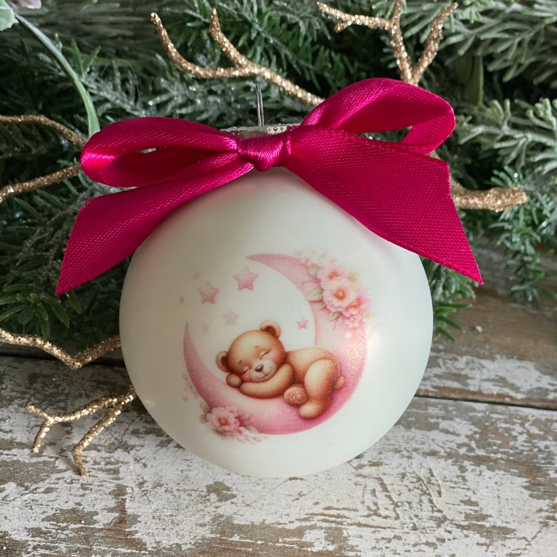 Julekugle med billede af sovende bamse. Pink måne og pink sløjfe. Med navn og dato. Pige