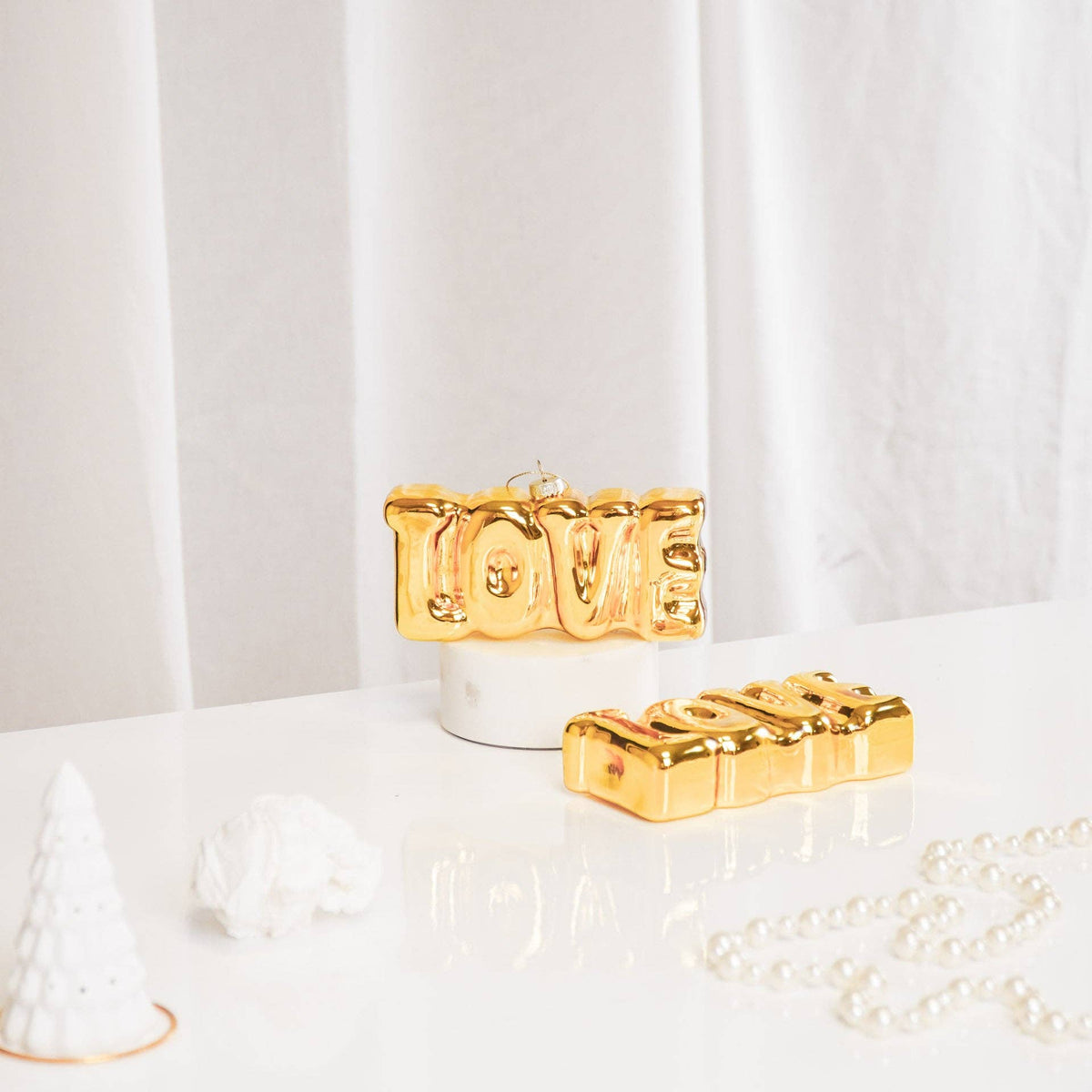 Glas julekugle udformet som ordet LOVE