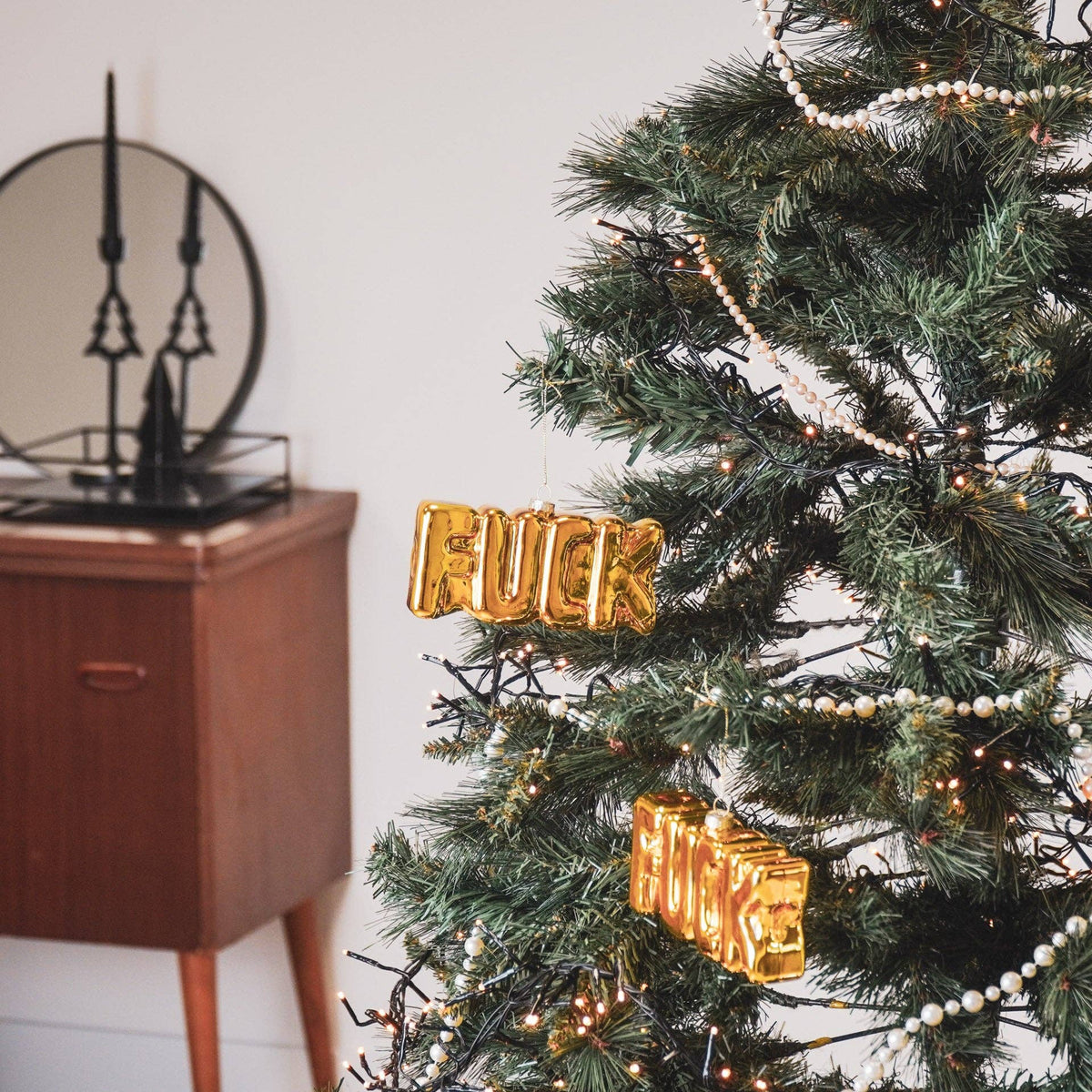 Julekugle udformet som ordet FUCK. i guld
