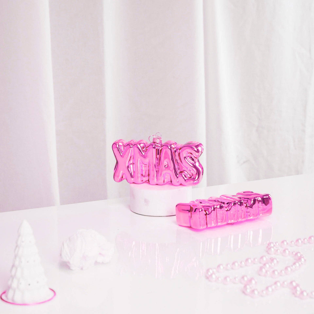 Julekugle udformet som ordet xmas i glas. PINK 