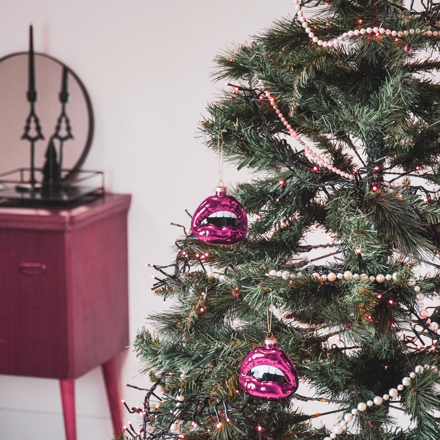 Julepynt som en sexet kvinde mund. pink læber