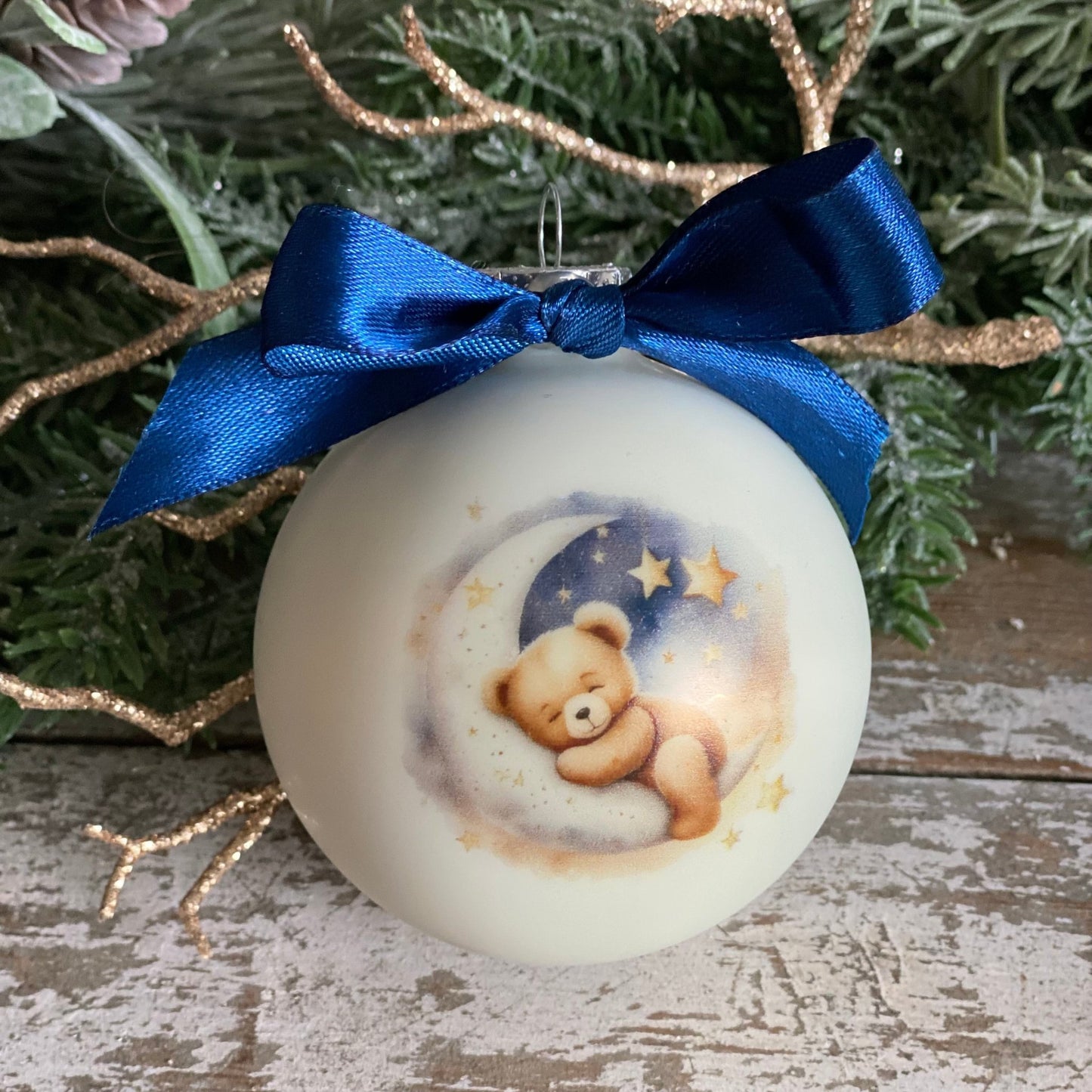 Julekugle med bamse og blå sløjfe. Dreng. Med navn og dato