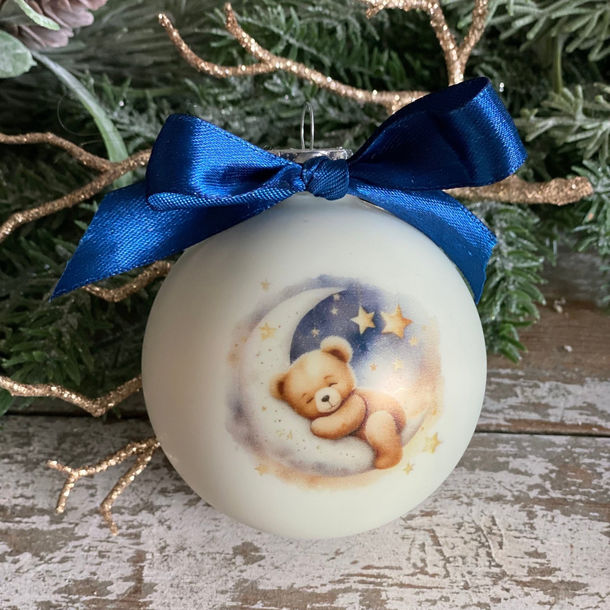 Julekugle med bamse og blå sløjfe. Dreng. Med navn og dato