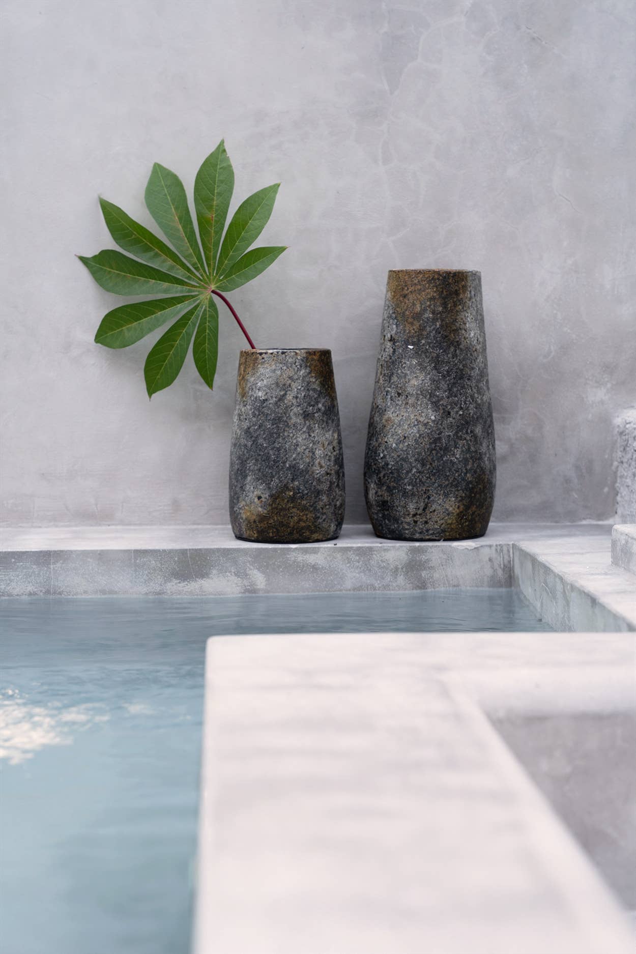 Den Uhyggelige Vase - Antik Grå - L - MoodTiles