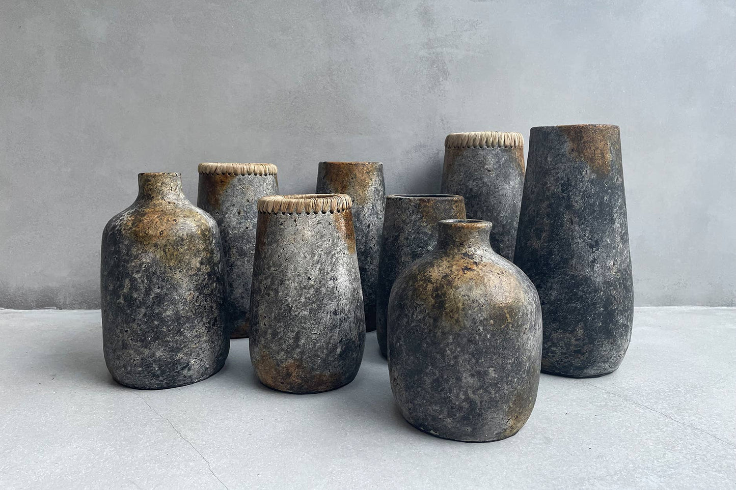 Den Uhyggelige Vase - Antik Grå - L - MoodTiles