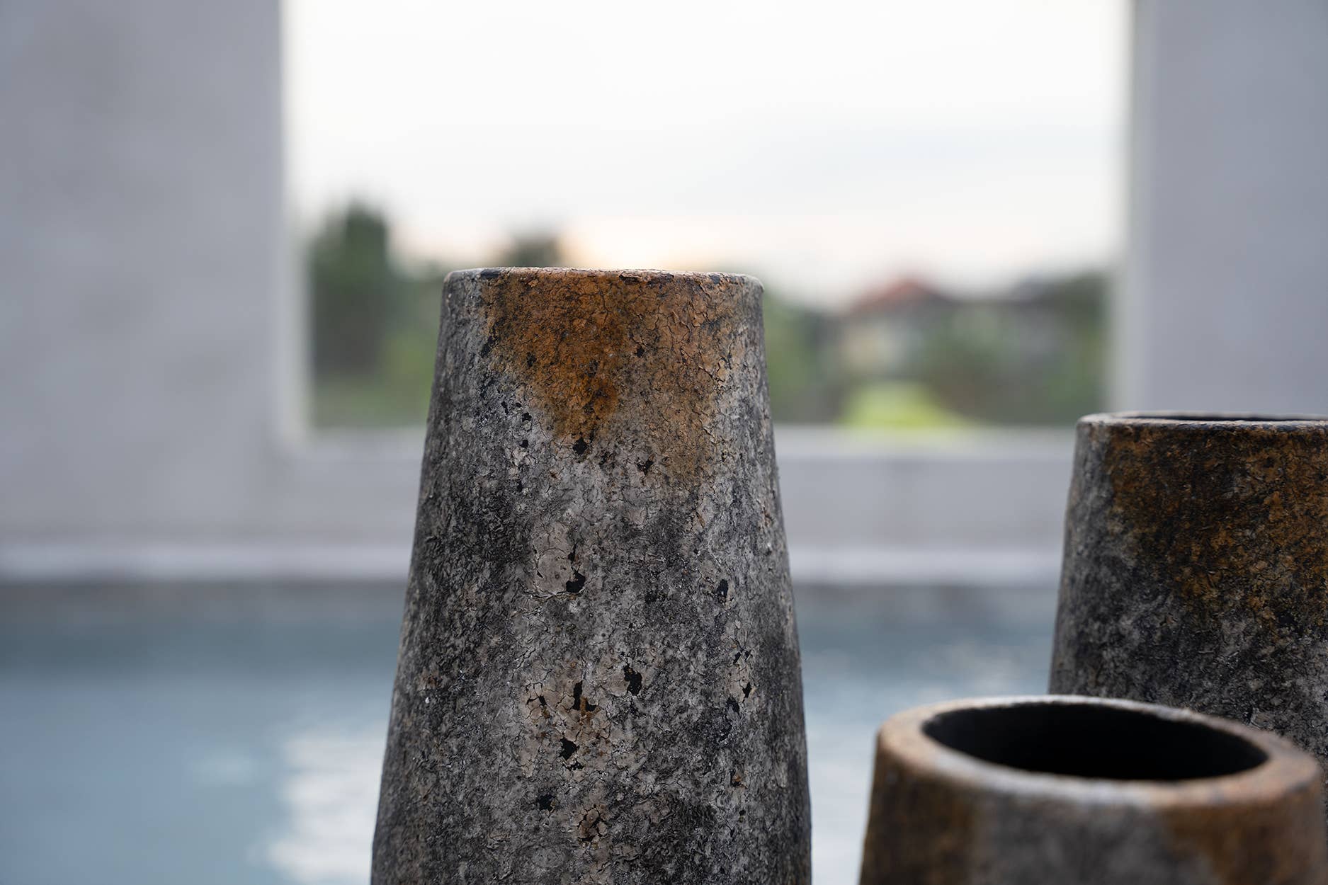 Den Uhyggelige Vase - Antik Grå - S - MoodTiles