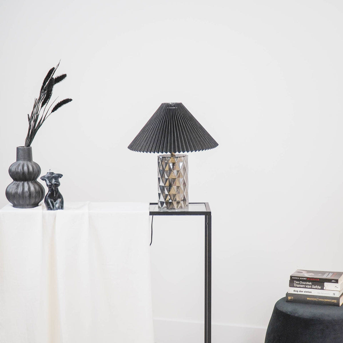 Housevitamin Bordlampe med glasfod - røgglas - MoodTiles