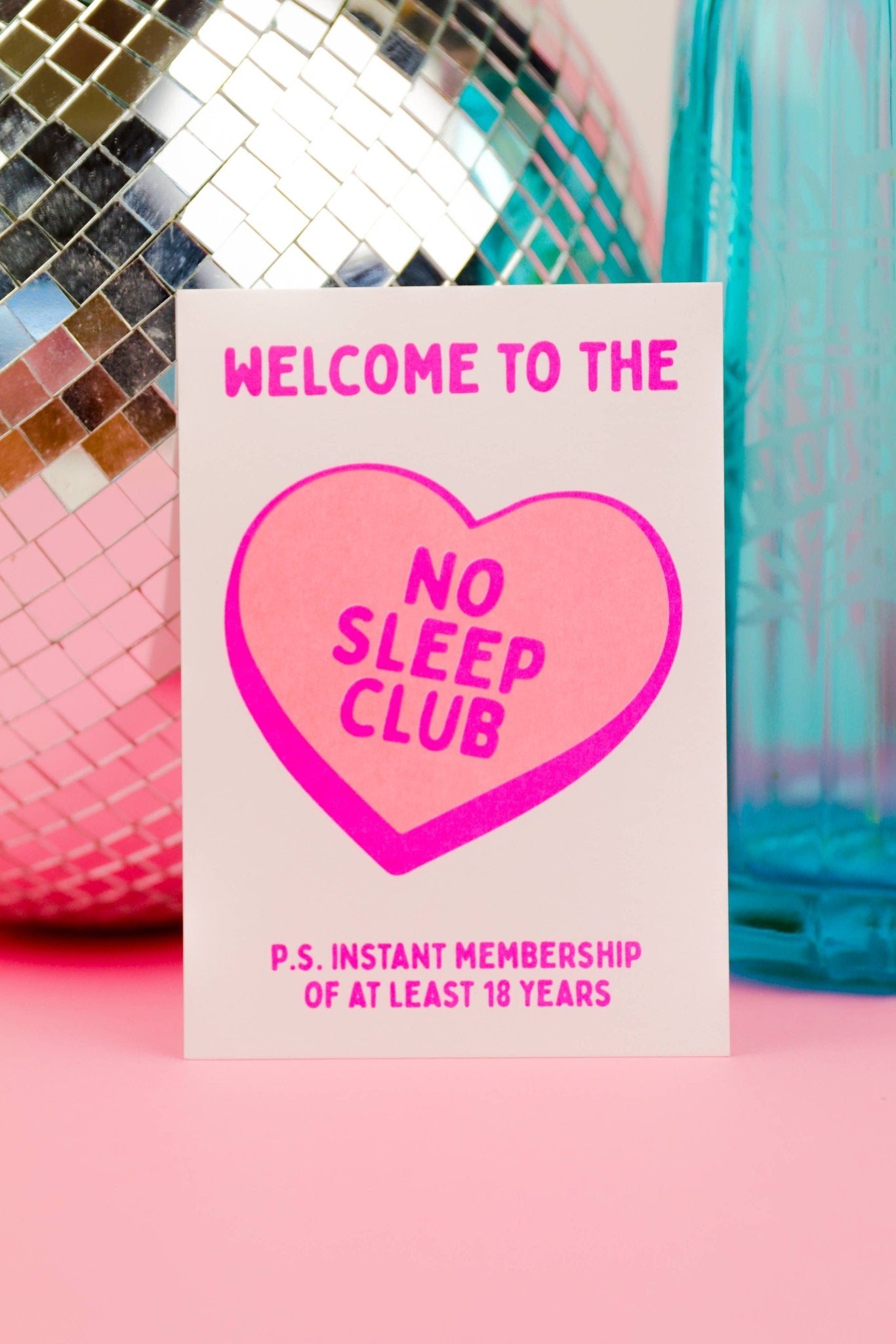 Ingen søvn klub pink neon Risograph Postkort - MoodTiles