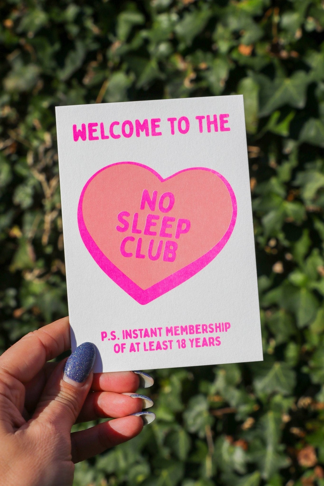 Ingen søvn klub pink neon Risograph Postkort - MoodTiles