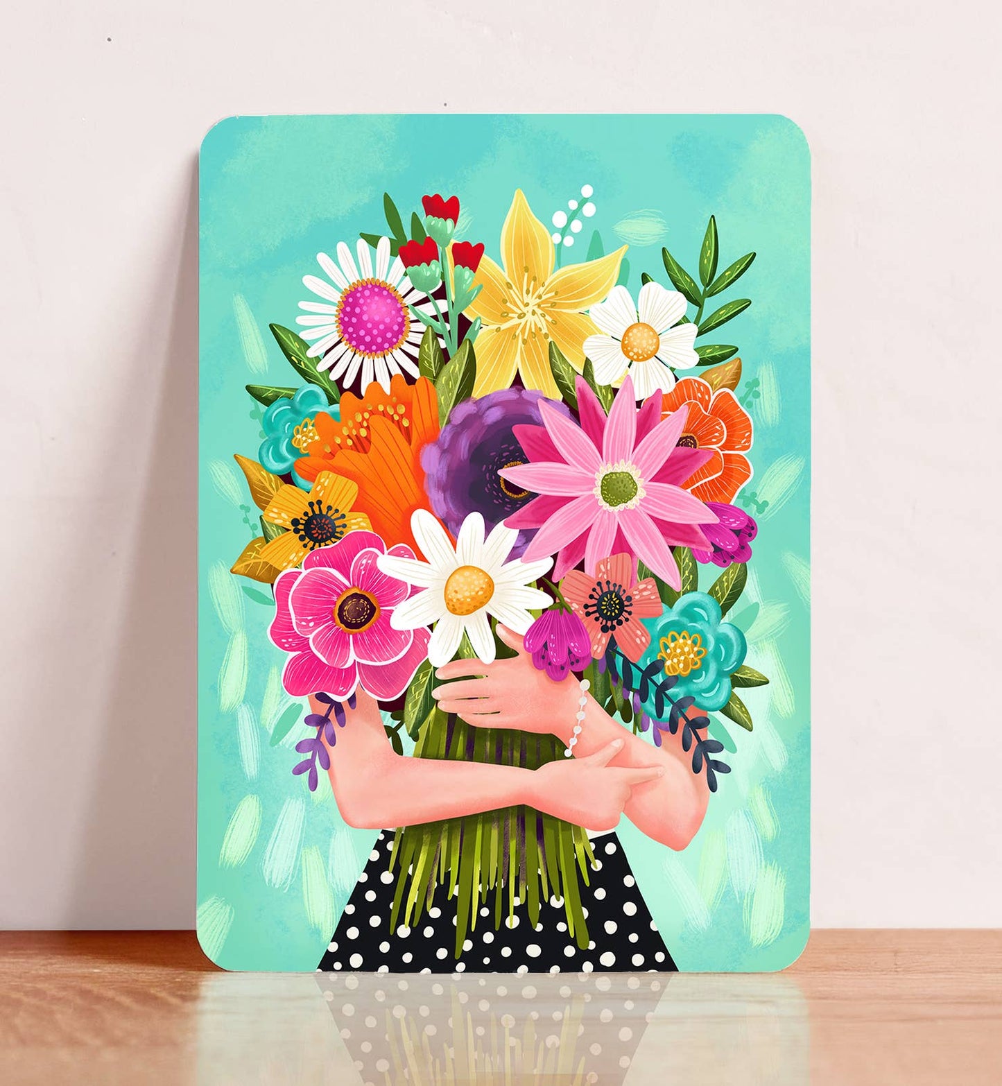 Kort med en kvinde med en buket farverige blomster postkort - MoodTiles