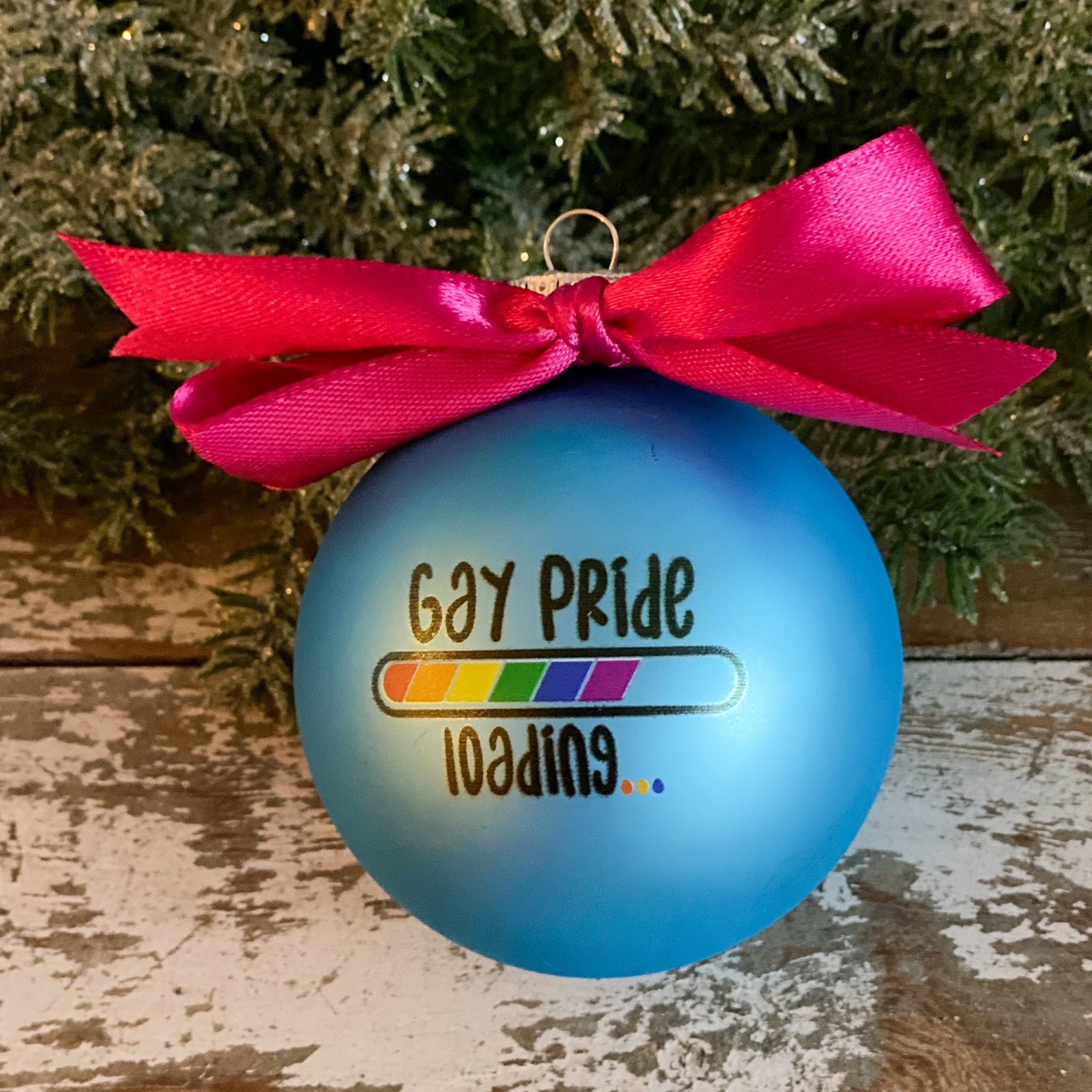 PRIDE julekugle i blå med logo af GAY barometer. Pink sløjfe. 