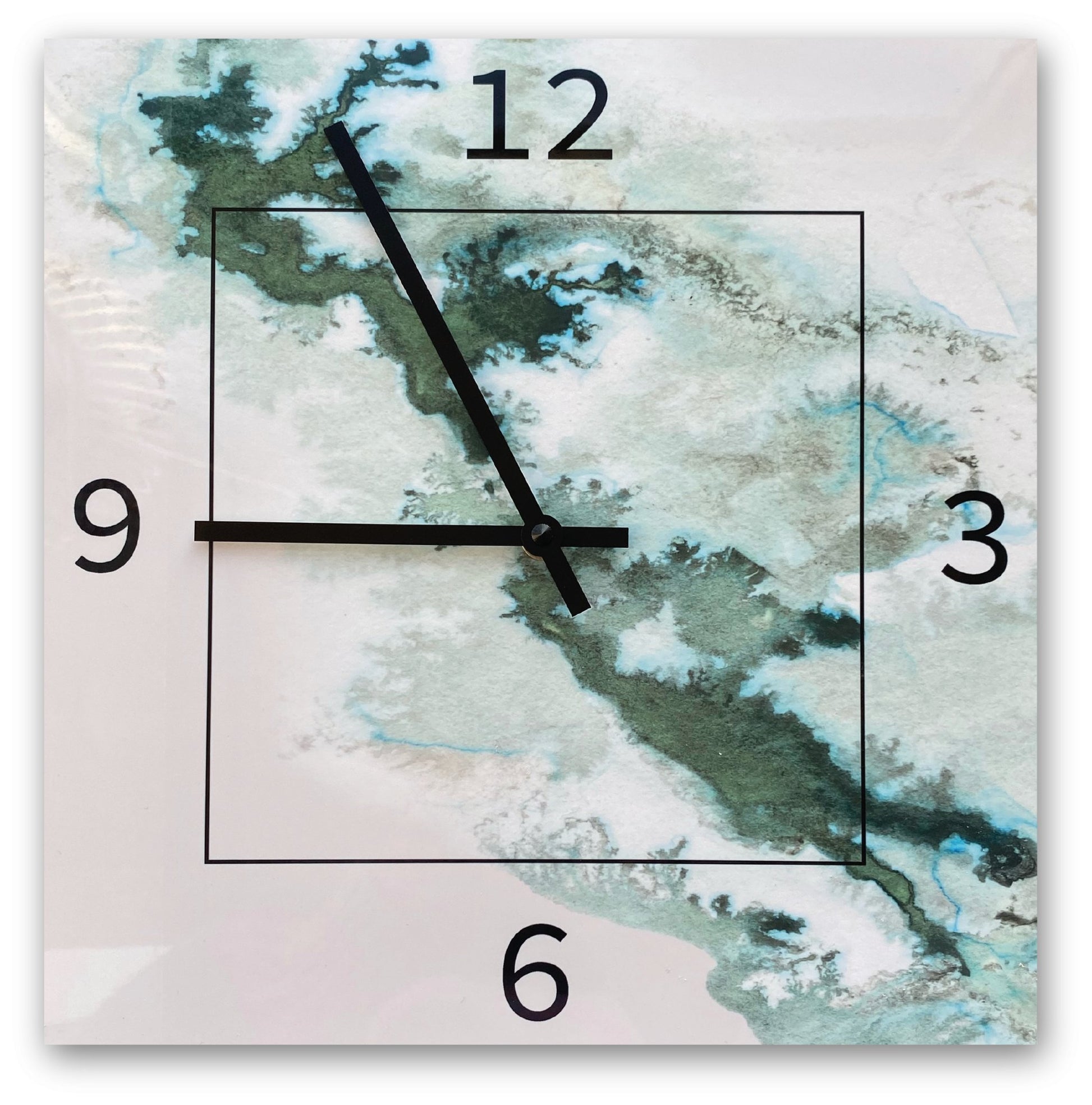 Flot vægur lavet på en keramisk flise, hvilket giver uret glans og liv. Væguret er i grønne nuancer - såkaldt watercolor effekt. Uret har tal i sort og sorte visere, så du let kan se hvad klokken er 