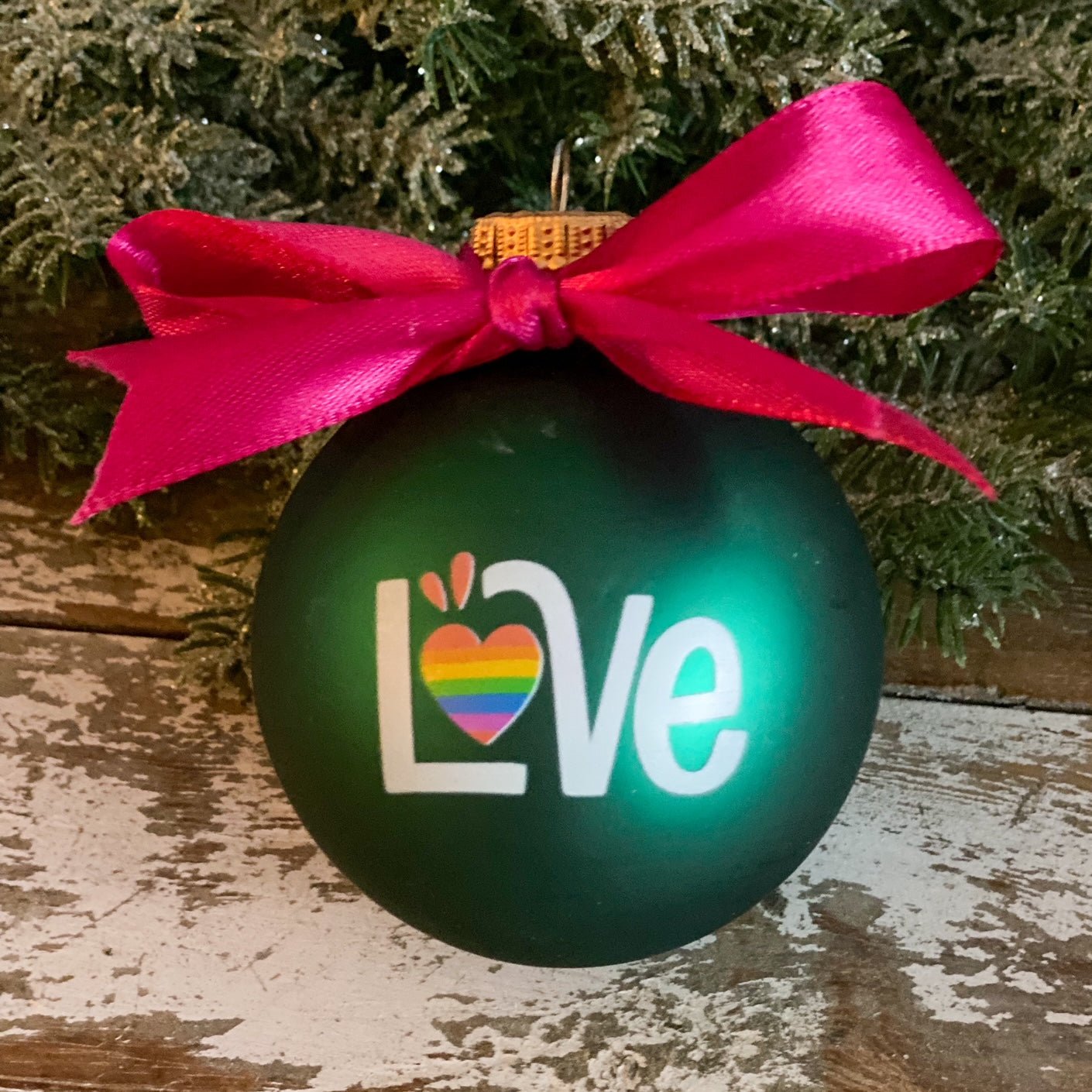 Pride julekugle grøn med LOVE. Pink sløjfe