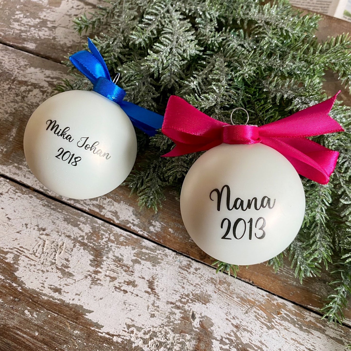 Julekugle med navn og dato - Min første jul - MoodTiles pink og blå sløjfer