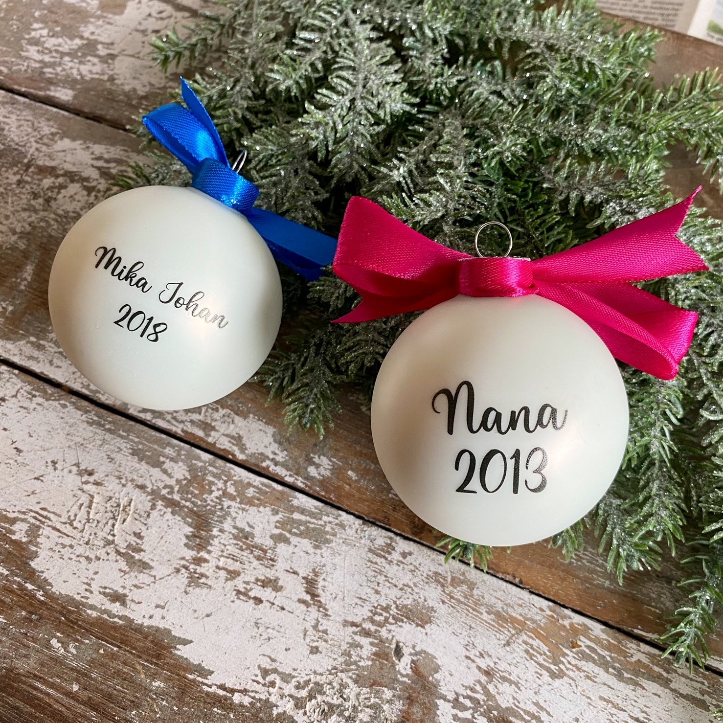 Julekugle med navn og dato - Min første jul - MoodTiles pink og blå sløjfer