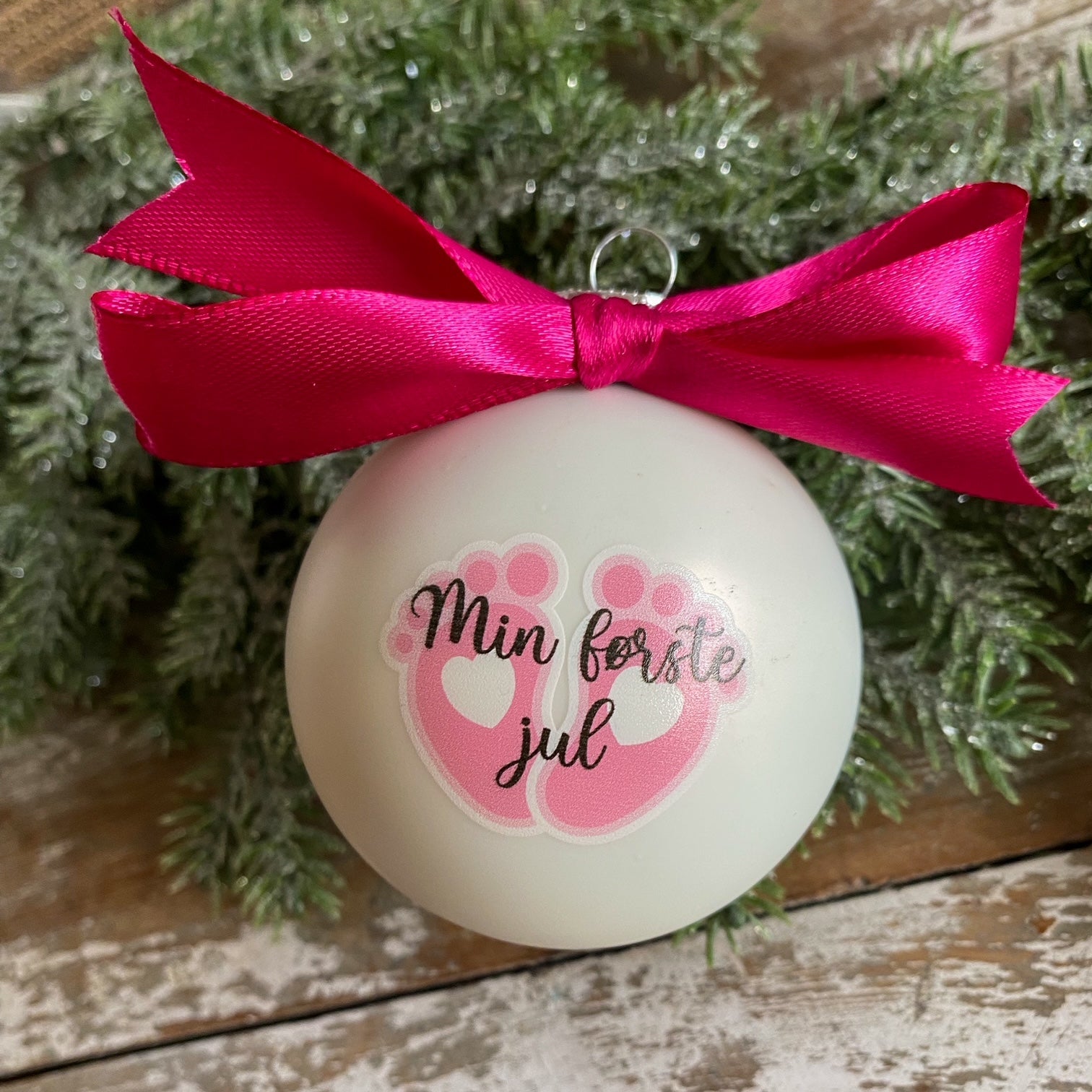 Julekugle med navn og dato Pink - Min første jul - MoodTiles